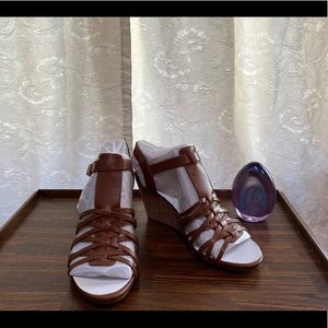 SZ 10 brown strapping sandal